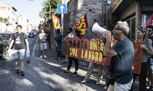 In Italy since the beginning of the year 909 workers have died in the workplace or in the attempt to reach it. USB and grassroots unions denounce these deaths as homicides, due to precariousness, exploitation and lack of security.