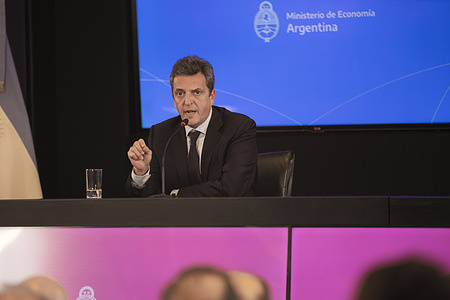 The President of the Nation, Alberto Fernández, swore in the appointed Minister of Economy, Productive Development, and Agriculture, Sergio Massa, at the Government House. Later in the Ministry of Economy of the Nation, the new minister gave a press conference.