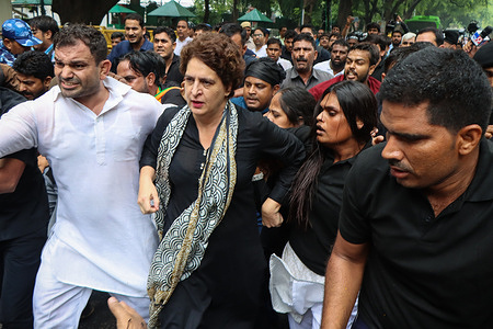 Priyanka Gandhi Vadra along with All India Congress Committee (AICC) members march to protest against rising commodities prices, inflation and GST.
All India Congress Committee (AICC) members along with general secretary of the party, Priyanka Gandhi Vadra protest against rising commodities prices, inflation, unemployment and GST.