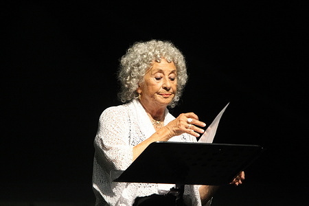 Isa Danieli, actress on stage with Raccontami Una Passeggiata Devota.