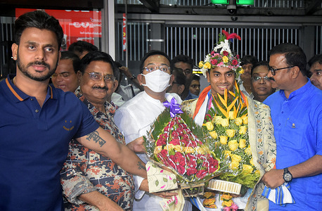 2022 Birmingham Commonwealth Games Gold Medalist and games record holder in 73 kg weight class of weightlifting competition Mr. Achinta Sheuli arrives at NSCBI Airport in Kolkata. Mr. Aroop Biswas ( Minister for Sports and Youth Affairs, Power in the Government of West Bengal) along with officials of Bengal Olympic Committee welcomes him at the airport