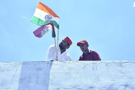On the occasion of Kranti Diwas, Samajwadi Party workers and leaders across the state hoisted the national flag at their residences and establishments, under the house-to-house tricolor campaign, which will run from August 9 to August 15, on the call of party president Akhilesh Yadav.