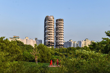 People of nearby societies cover their flat ahead of Supertech twin towers demolition with explosives in compliance with a Supreme Court order, in Noida, Saturday, Aug. 27, 2022.
Over 3,700 kg explosives will be used to raze down the nearly 100-metre-tall structures on 28 August 2022.