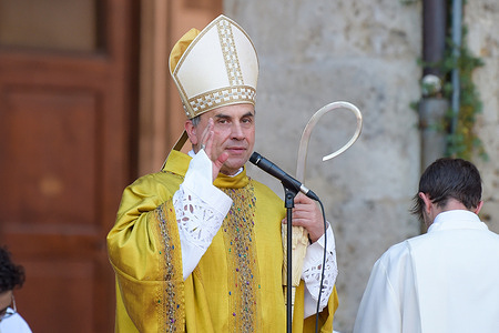Monsignor Domenico Pompili in his last mass as Bishop of Rieti, before joining the Diocese of Verona, where he will begin his episcopal mandate at the end of the month.