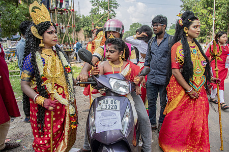 A female lead group "Sristi" organised the biggest "Live_makeup-event" to break the guinness book of world record. 800 models were dressed up as Ma Durga, Ma Kali, Mahadev, Parbati and made a rally from Princep ghat Kolkata to the East Bengal Club ground. Total 852 models participated in that event.