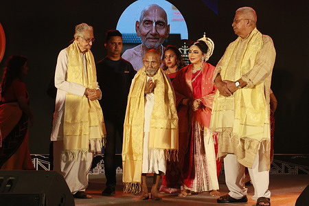 125-year-old yoga guru Swami Sivananda received the Bharat Dignity Awards 2022, presented by Tathagata Roy,
Former Governor of Meghalaya, Indian Odissi dancer Guru Sanchita Bhattacharyaa in Kolkata. Swami Sivananda was born on August 8, 1896, according to his passport. If true, his life would have spanned three centuries, but despite his apparent age he remains strong enough to perform yoga for hours at a time. He is now applying to Guinness World Records to verify his claim. It currently lists Japan’s Jiroemon Kimura, who died in June 2013 aged 116 years and 54 days, as the oldest man to have ever lived.