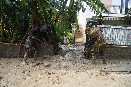 Casamicciola, common of Ischia island have been hit by landslide due to heavy rains, at moment one have been find in the mud the body women, while and twelve persons are missing, while the rescuers continues dig.