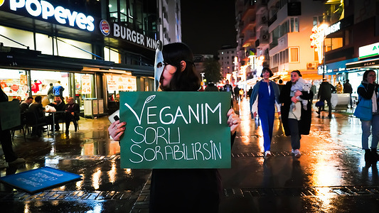 Vegan animal rights group Afalina, which gathered to be a voice for the freedom of animals in captivity, protested animal slavery with the cage performance and answered the questions of the curious crowd about the Vegan lifestyle.