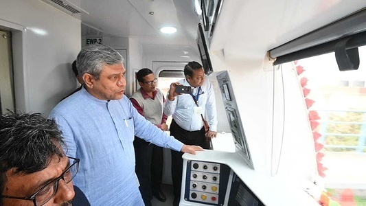 Railway Minister Shri Ashwini Vaishnaw enjoyed a metro ride from Joka – Taratala after the Prime Minister Shri Narendra Modi virtually inaugurated the purple line of Joka –Taratala metro.