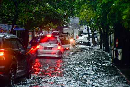 A number of areas in Malang were flooded due to heavy rains for 3 hours. The Indonesian Meteorology, Climatology and Geophysics Agency (BMKG) predicts that the potential for moderate to heavy rain or extreme weather will still occur in March 2023.
