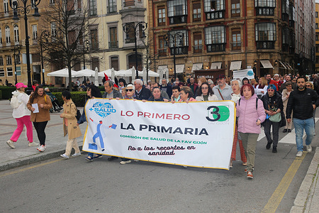 Banner during the demonstration for public health. More than 2,000 people gathered in the streets of Gijon to show their disagreement with the conditions that SEPA and the health unions had agreed.