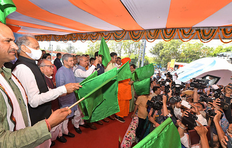 Union Railways Minister Ashwini Vaishnaw and Rajasthan Chief Minister Ashok Gehlot flags off the Vande Bharat Express train connecting Ajmer and Delhi Cantt., at Jaipur Junction railway station. Prime Minister Narendra Modi virtually flagged off the train. This is Rajasthan's first and the country's fifteenth Vande Bharat train to be launched.
