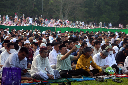 A number of Muslims carry out Eid al-Fitr prayers at the Bogor Botanical Gardens. The government has set Eid Al-Fitr to fall on Saturday (2023/4/22). Fadli Akbar/Pacific Press