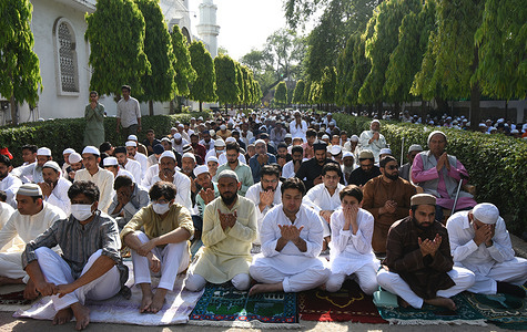 people offering namaj at jamia masjid as a part of eid celebrations in new delhi