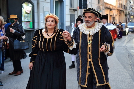 Seen men and women, boys and girls in ancient costume make a historical parade through the streets of the city in the days of the feast of Our Lady of the hens. In this procession was remembered the secret pilgrimage to the Madonna delle Galline of the princess of salerno Donna Sabella.