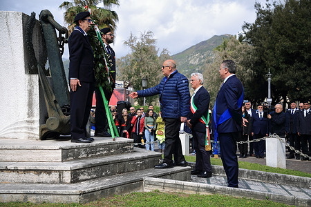 In Piazza Vittorio Veneto, in front of the war memorial, celebration of the Liberation Day. In addition to the military authorities, the weapon associations and former partisans, there were the Prefect of Salerno, Francesco Russo, the Mayor of Salerno, Vincenzo Napoli and the President of the Province of Salerno , Franco Alfieri. Also present was Mr.. Piero De Luca, of the Democratic Party.