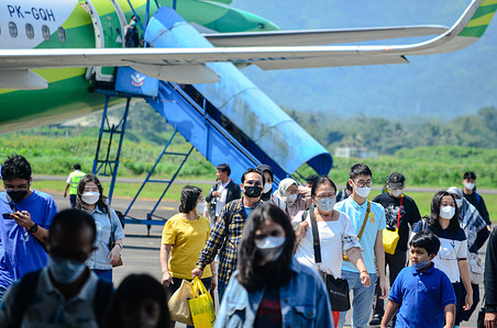 Homecomers from Jakarta arriving at Juanda International Airport in Surabaya. Juanda Airport has served 397,873 passengers during the homecoming period.