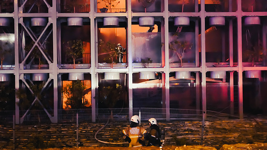 A big fire which came out by the reason of electirical issues on a luxury site was taken under control in 8 hours with the intervention of the fire teams from the land and air. It was observed that the flats in the block became unusable .Health Minister Fahrettin Koca stated that the health status is good of 7 people that was affected and injured by the smoke. The fire in the luxury site, where explosions were also experienced from time to time, was brought under control after 8 hours as a result of the intense efforts of the fire teams.