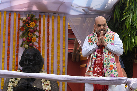 The 162nd birthday of Kavi Guru Rabindranath Tagore was celebrated on 9th May at his residence in Kolkata. Union Home Minister Amit Shah paid tribute to the statue of Rabindranath Tagore with garland and flowers.