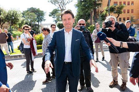 Ex-Italian premier Giuseppe Conte visits Italian students at Sapienza University protesting against high home rentals.