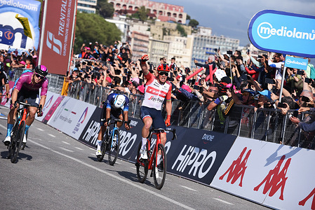 Naples, sixth stage of Giro d'Italia 2023, the danish cyclist Mads Pedersen, won in sprint the stage of Naples of 162 kilometres, winning against the italian cyclist Jonathan Milan.