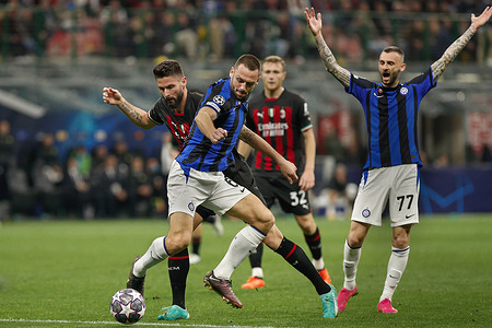 Italy, Milan, may 10 2023: Stefan De Vrij (FC Inter defender) defends the ball in back court in the second half during soccer game AC MILAN vs FC INTER, SF 1st leg UCL 2022-2023 San Siro stadium