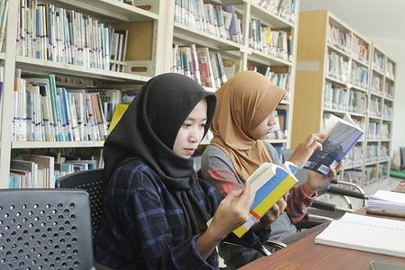 A number of students made use of various types of books and digital literacy while commemorating National Book Day and International Communication Day on May 17 at a library building in Caruban City, Madiun Regency