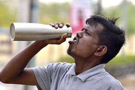 BIKANER-24.05.2023Bikaner: Bikaner: A man quenches his thirst on a hot summer day in BikanerDINESH GUPTA BIKANER-09414253300