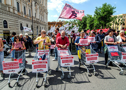 Hundreds of associations in Rome, united in the 'It takes an Income' campaign, took to the streets against the Work Decree and government policies. The demonstration is called to defend and extend the citizenship income and to introduce a minimum wage.