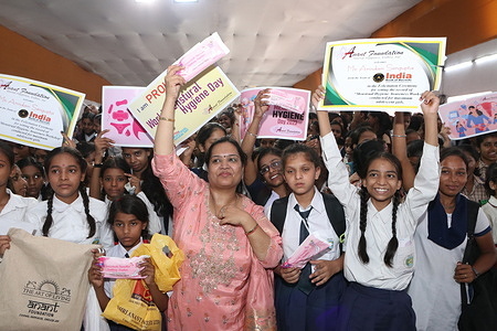 Howrah, Anant Foundation organized an awareness program for 1500 girl students on the occasion of Menstrual Hygiene Day at Sama Garden premises, Salkia. This program got its name registered in the India Book of Records as well as 1500 girl students participated in a workshop on the same topic.
In the program of Menstrual Hygiene Day on May 28, under the joint aegis of Shri Ram Seva Samiti Trust Howrah, awareness session on menstruation, slogan writing and yoga meditation etc. were organized among adolescent girls.On the other hand, Vandana Garg, the convenor of Anant Foundation, talked to the adolescent girls about personal hygiene during menstruation and the use of clean cotton cloth or sanitary napkins and their immersion after using napkins.Due to personal hygiene and use of napkin or clean cloth, infection can be avoided. Wherein it was said that an awareness session was organized on menstruation related to it so that they too can make sense of it and cooperate with their mother, sister and wife in their family. Many dignitaries including Howrah's ADM Devaroti Ghosh Shri Ram Seva Samiti Trust Trustee Shri Roshan Agarwal Rajesh Singh Kishan Bhojak Ajay Narayan Shukla were present on the occasion.