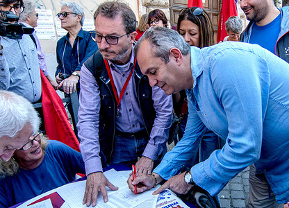 Yesterday saw the start of the collection of signatures launched by Unione Popolare (an Italian left-wing and radical left-wing electoral list for the 2022 political elections, headed by Luigi de Magistris, former mayor of Naples) for a minimum hourly wage of ten euros gross. The popular initiative law was already filed with the Court of Cassation on 19 May. In the photo Union Popolare spokesman Luigi de Magistris