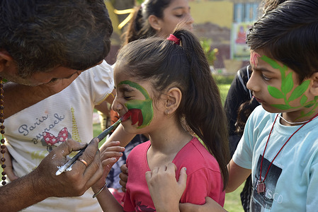 Girls get their faces painted to spread social awareness to protect the environment on the occasion of ''World Environment Day'', in Bikaner on Monday. 
DINESH GUPTA BIKANER