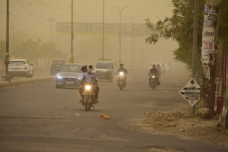 BIKANER-06.06.2023Bikaner: Vehicle ride past on a road during a dust storm in Bikaner on TuesdayDINESH GUPTA BIKANER-09414253300