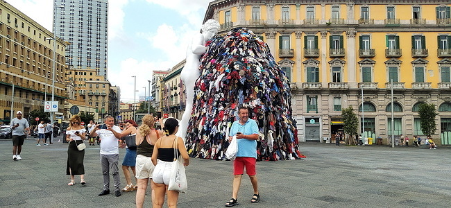 On the night between Tuesday and Wednesday, a fire destroyed the art installation Venus of Rags, by Michelangelo Pistoletto, which from June 28 was exposed in Piazza Municipio, in the center of Naples. The installation is one of the most famous works of Pistoletto, one of the most famous contemporary Italian artists of the current "arte povera". The burning installation was about 10 meters high and, in addition to the statue of Venus made of plaster and resin, consisted of a metal scaffold covered with rags. The images date back to a few days before the fire and show crowds of tourists seeing this work of art intrigued.