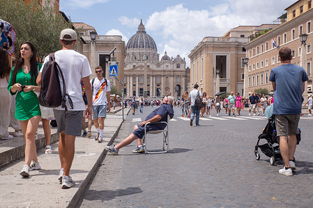 A gentleman sitting on a chair in Via della Conciliazione in Rome