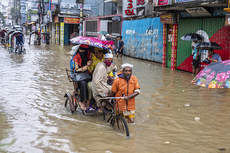 In addition to Chittagong city being waterlogged due to continuous rains in the last part of monsoon, various villages in the lower areas of the district were also submerged in water. The port city of Chittagong has been waterlogged for the third day due to continuous rain. Some roads are knee-deep, while roads in low-lying areas are submerged in waist-deep water. Traffic is being disrupted on the road. The employees have to suffer the most in reaching the workplace.
It started raining in the Chittagong city and surrounding areas from last Thursday (August 03) evening. Very heavy rain started from Saturday night. The Meteorological Office has issued a warning of worsening flooding and landslides due to heavy rains.