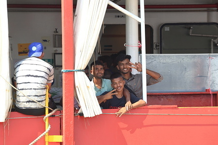 The ship "Sea Eye 4" docked at the Manfredi Pier of the port of Salerno with 114 migrants on board recovered at the sea during various rescue operations. After the health checks of the customs police, migrants are accompanied by bus to the reception centers. The migrants who arrived today, all men, come from Bangladesh, Egypt, Palestine and Syria. Migrants have been rescued in three different operations carried out in recent days off the coast of Malta.