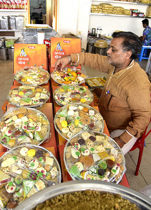 BIKANER-06-09-2023Brij Misthan Bhandar Owner arrange 56 bhog special plate Prasada on the occasion of Janmashtami festival in Bikaner on WednesdayDINESH GUPTA BIKANER--Bharat 09414253300