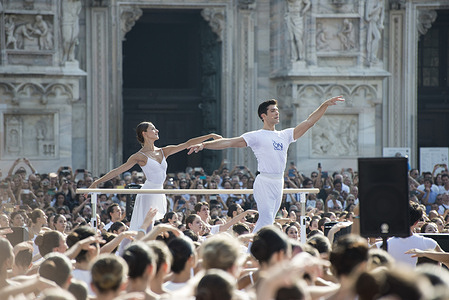 Roberto Bolle in Piazza Duomo with his OnDance project: Open class and "Ballo in bianco". Roberto Bolle and Nicoletta Manni (prima ballerina of La Scala) perform a dance lesson (at the barre) in Piazza Duomo with 1,600 student dancers from all over Italy.