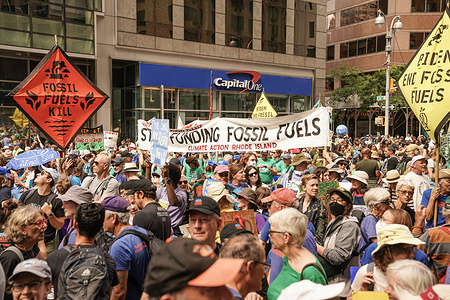 Thousands of people participated in rally and march to end fossil fuels in New York as UN climate summit will take place next week. People from all over the US and from some other countries attended. Actors Ethan Hawke, Kyra Sedgewick and Kevin Bacon were marching as well.