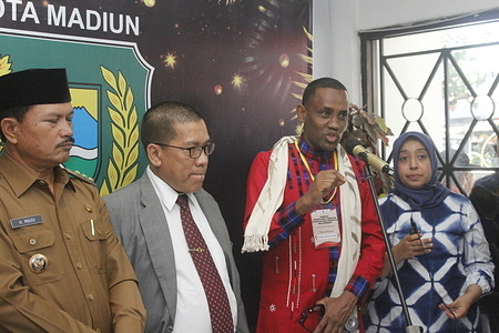 Chairman of the Delegation of the Republic of Kenya Mohamed Abdikadir Sheikh (second from right) during an interview with the media in the Government Chief Information Officer area, Madiun City, Monday 18 September 2023. He admitted that since Indonesia received the United Nations Population Award from the UN at Pattya Thailand 2022. So the Government of the Republic of Kenya is interested in studying in Indonesia, including in Madiun City. Since then, his party has continued to coordinate and submitted a request to be able to replicate studies in Indonesia regarding the system for improving family planning programs until after childbirth. Therefore, now they can visit Indonesia, especially Madiun City