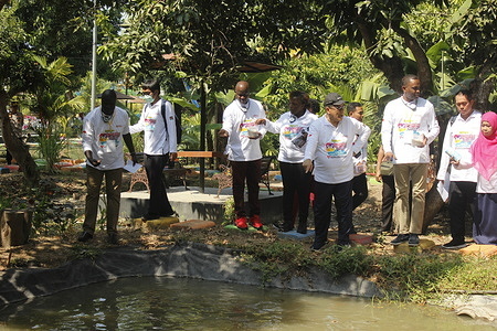 After the friendly gathering, the delegation from the Republic of Kenya was invited to feed the fish in the fish pond with a median earth basin in Ngrowo Bening Edu Park, Madiun City, Thursday 21 September 2023 morning. This time, the delegation of the Republic of Kenya was invited to look closely at the use of land which is an asset of the Madiun City Government so that it becomes productive land. The visit on the fourth day in Madiun City was in the context of training to improve family planning and reproductive health programs for the Kenyan Government