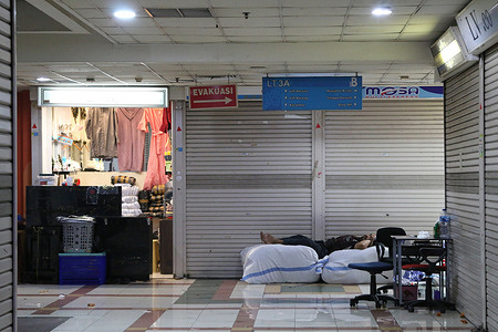 The atmosphere of closed shops at Tanah Abang Market Block A, Jakarta, Indonesia. Traders complained about the lack of buyers at the largest textile and garment market in Southeast Asia. Traders' sales fell by 80 percent due to the increasing number of e-commerce platforms. Traders are also trying to adapt by selling via live streaming and giving big discounts.