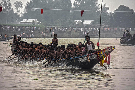 A total of 15 boats took part in the boat race organized by Jamalpur Samity Dhaka in collaboration with Jamalpur Municipality and District Sports Association. Thousands of visitors from different districts, including Jamalpur-Sherpur, thronged to watch the traditional boat race held in the City's Chonkanda area. After a long time, hundreds of fishermen from 15 boats, including the tiger, golden boat, and diamond boat of Bengal, roared at the sound of the sound of the rhythm in the chest of the Brahmaputra. Thousands of visitors thronged the Banks of the Brahmaputra since morning to join the spectacular moment.