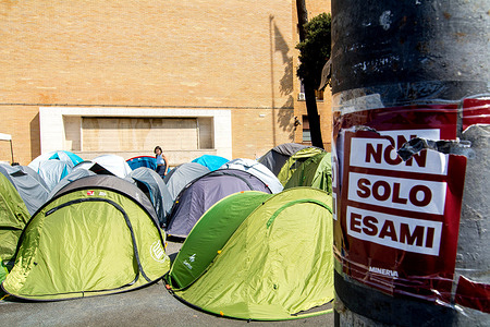 Tents have returned to universities in Rome and other Italian cities since Monday 25 September to combat and protest against high rents. For most students, finding a room - a house is practically impossible - or continuing to pay for it for those who have one is increasingly difficult. Each successive government does nothing to solve the problem that reoccurs, amplified, at the beginning of each academic year.
