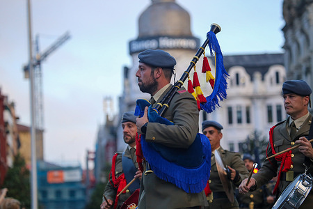 A member of the war band of the Príncipe Regiment Nº3 with the bagpipes during the Raising of the Flag in Oviedo.