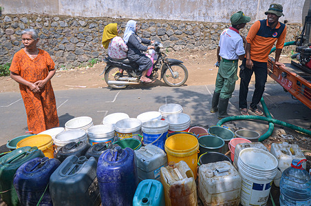 People in Jabung Village are queuing to get clean water due to the drought that has occurred over the past month. Per day, 15,000 liters of clean water are distributed in the area. In October, Indonesia is predicted to experience the peak of drought due to El-Nino.
