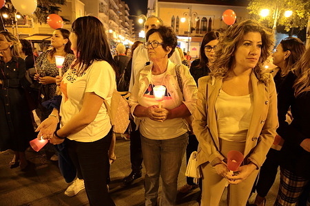A hundred people and volunteers of associations participated in the streets of pagans to a torchlight procession against violence in general. A silent procession of men and women with lighted torches and red balloons along the way shouted harsh words against every form of violence used against every living being .