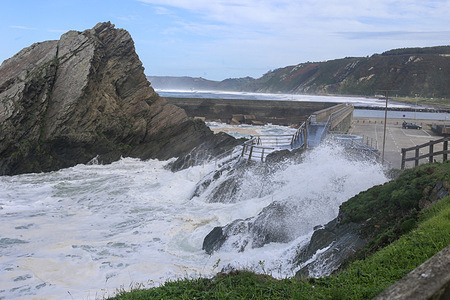 San Esteban de Pravia, Spain, October 27, 2023: Waves of more than 4 meters during orange wave alert in the Cantabrian Sea, on October 27, 2023, in San Esteban de Pravia, Spain.