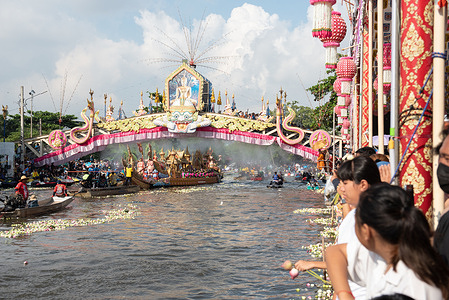 The annual Rab Bua (Lotus Throwing Festival), have thousands of local people and tourists line the banks of Samrong Canal to throw lotus flowers into a boat carrying a replica of the famous Buddha image Luang Poh To, passes the front of Wat Bang Phli Yai Nai (Luang Pho To temple) Bang Phli District, Samut Prakan Province (37 km. from Bangkok), is an ancient local tradition, which is the only one in the world and there is only one place in Thailand.